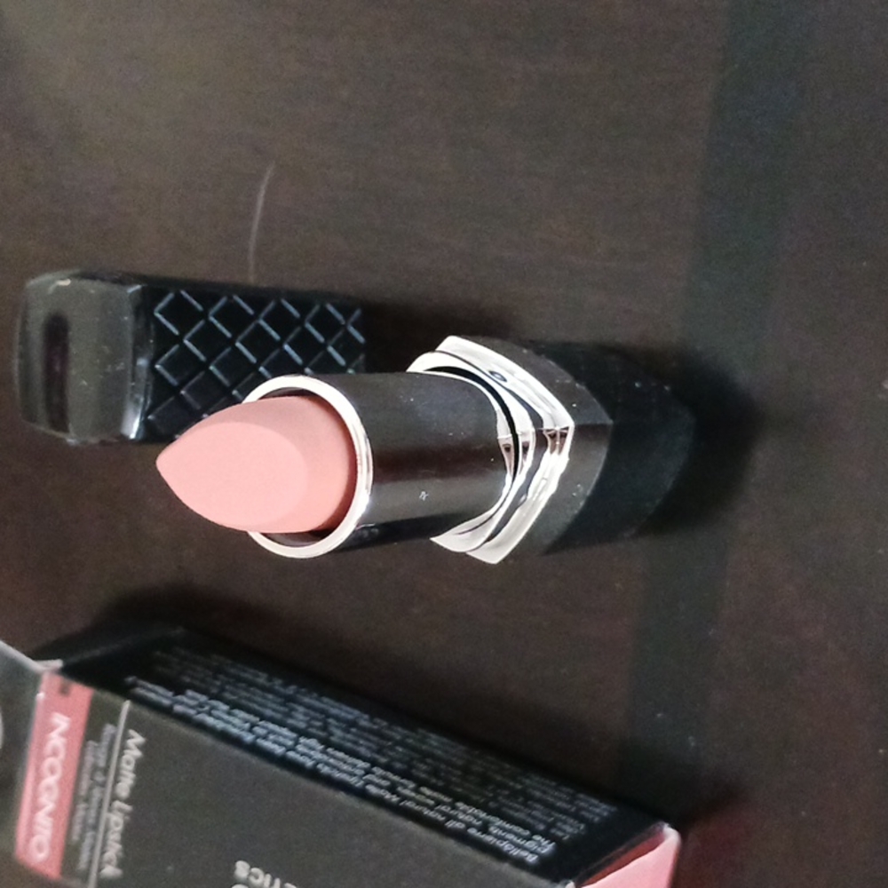Matte lipstick - Picture 2 of 3